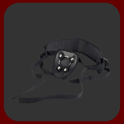 Černý Strap-On postroj OneSize+ s nastavitelným pasem do 175 cm a vyměnitelným ocelovým kroužkem 4 cm, kompatibilní s většinou dild – EROSIANA.