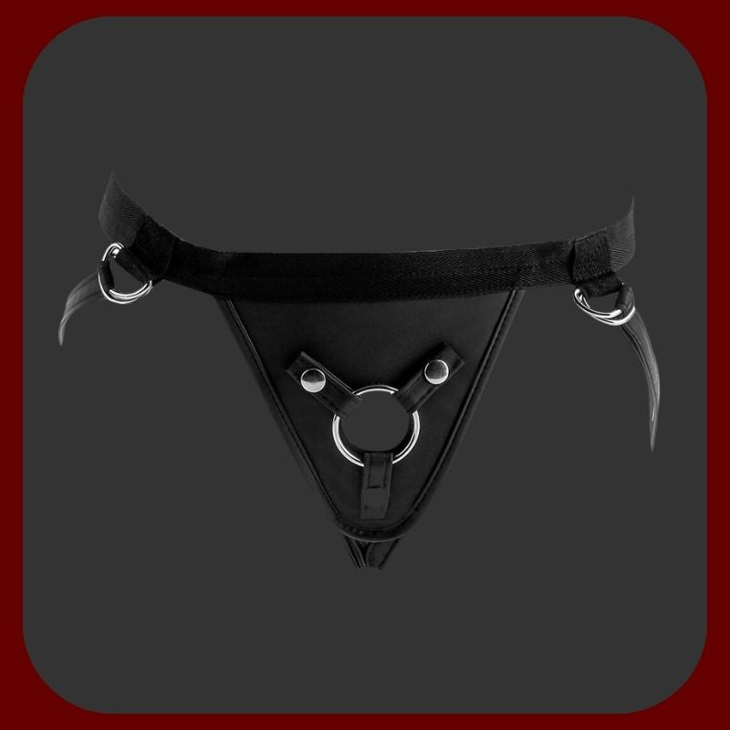 Univerzální dámský postroj s nastavitelným pásem do 170 cm a otvorem v rozkroku pro dildo nebo vibrátor 2,5–5,5 cm.