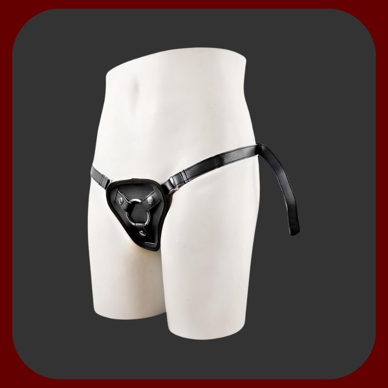 Černý nastaviteľný VAC-U-LOCK postroj na dildo a vibrátory s kovovými prstenci 4 cm a 5,4 cm, ideální pro ženy.