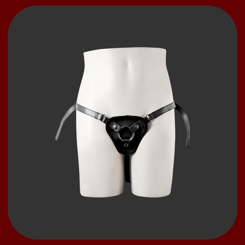 Černý nastaviteľný VAC-U-LOCK postroj na dildo a vibrátory s kovovými prstenci 4 cm a 5,4 cm, ideální pro ženy.