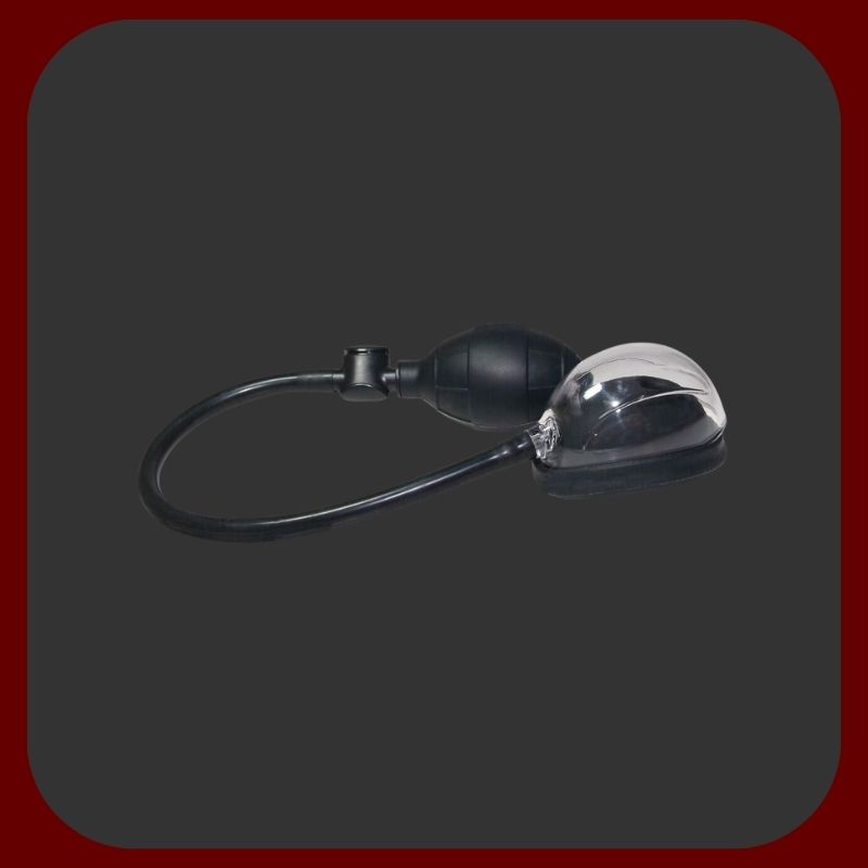 Černá vaginální pumpa s anatomicky tvarovanou přísavkou a pumpičkou pro zvýšení citlivosti klitorisu a vagíny, včetně vzorku lubrikantu