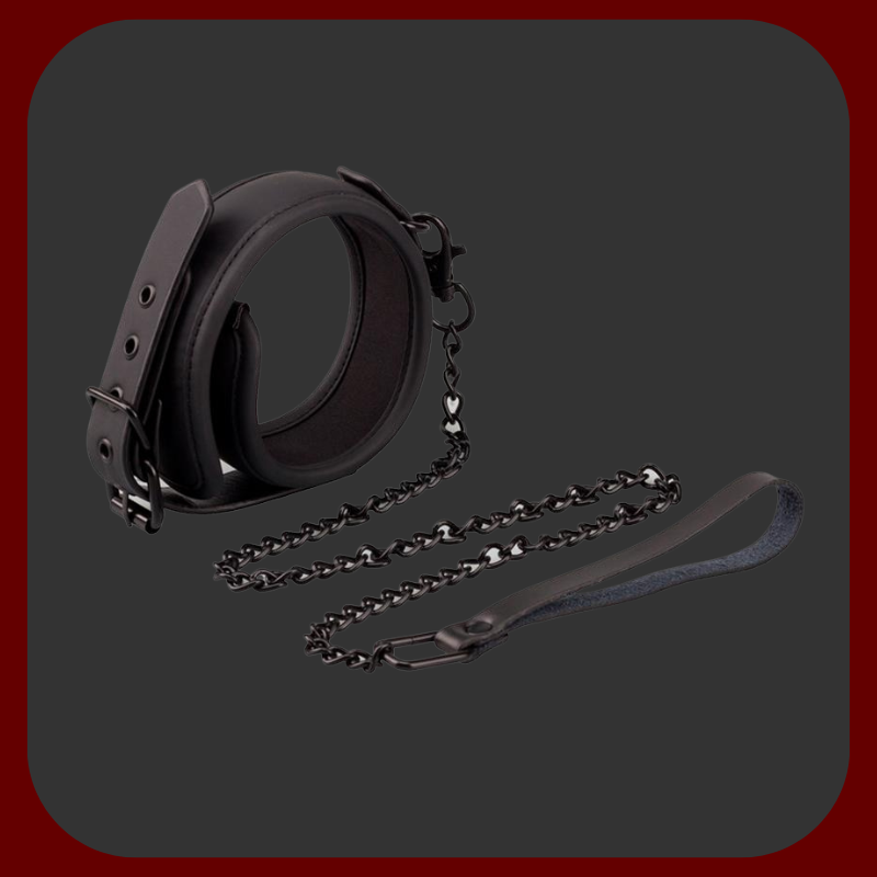 Černý veganský obojek s kovovým vodítkem a řetízkem bez niklu, vyrobený z kvalitní umělé kůže, ideální pro páry, které chtějí vyzkoušet dominantní a submisivní hry.