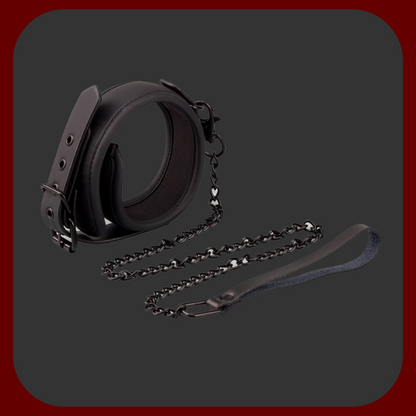 Černý veganský obojek s kovovým vodítkem a řetízkem bez niklu, vyrobený z kvalitní umělé kůže, ideální pro páry, které chtějí vyzkoušet dominantní a submisivní hry.