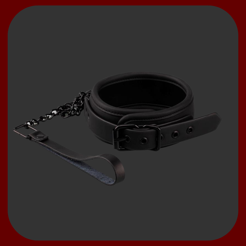 Černý veganský obojek s kovovým vodítkem a řetízkem bez niklu, vyrobený z kvalitní umělé kůže, ideální pro páry, které chtějí vyzkoušet dominantní a submisivní hry.