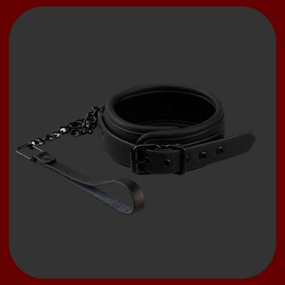 Černý veganský obojek s kovovým vodítkem a řetízkem bez niklu, vyrobený z kvalitní umělé kůže, ideální pro páry, které chtějí vyzkoušet dominantní a submisivní hry.