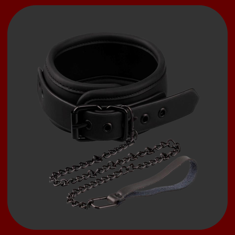 Černý veganský obojek s kovovým vodítkem a řetízkem bez niklu, vyrobený z kvalitní umělé kůže, ideální pro páry, které chtějí vyzkoušet dominantní a submisivní hry.