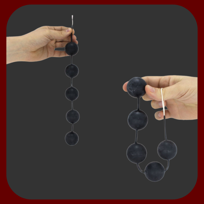 Pět Venušiných kuliček o průměru 3 cm, potažených sametovým černým latexem s vnitřními protizávažím pro vzrušující stimulaci.