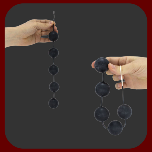 Pět Venušiných kuliček o průměru 3 cm, potažených sametovým černým latexem s vnitřními protizávažím pro vzrušující stimulaci.