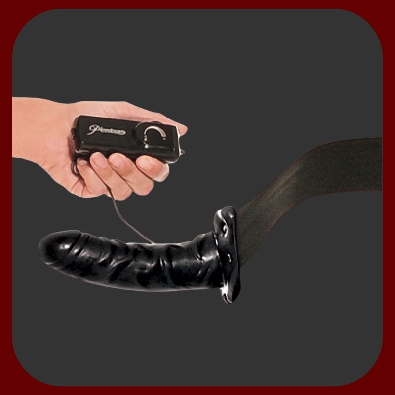 Černý vibrační dutý Strap-On s nastavitelným postrojem a regulátorem vibrací od Pipedream, délka 16 cm, průměr 4,5 cm.