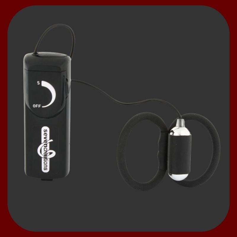 Černý vibrační dvojitý kroužek na penis a varlata z pružného TPR materiálu, s nastavitelnou vibrační jednotkou – pro intenzivní společnou stimulaci.