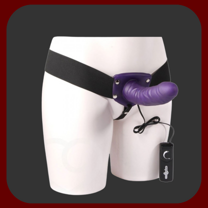 Vibrační strap-on penis s postrojem pro ženy 17 x 4,1 cm v černé a fialové barvě, s nastavitelnými vibracemi a flexibilním postrojem.