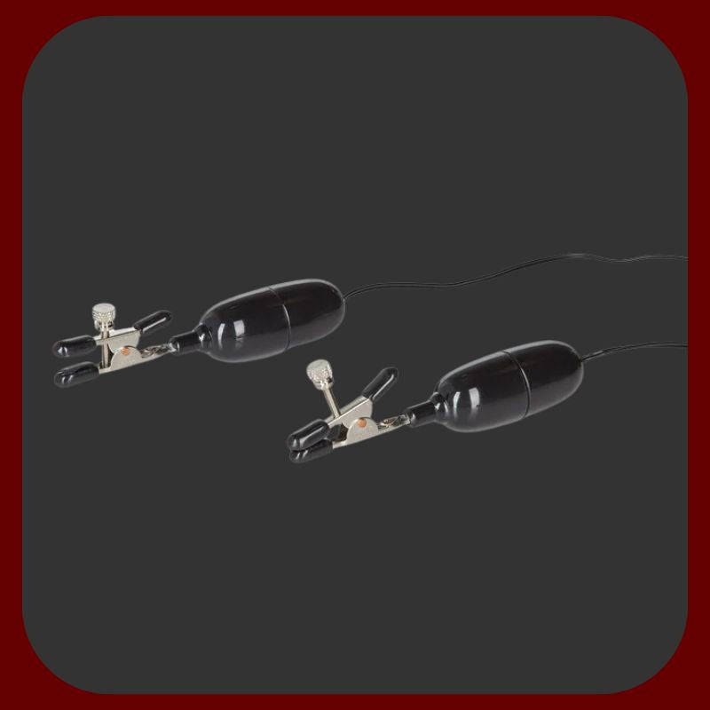 Elegantní černé vibrační svorky na bradavky s kovovým tělem, nastavitelným tlakem a délkou 11,5 cm pro BDSM a smyslné hrátky.