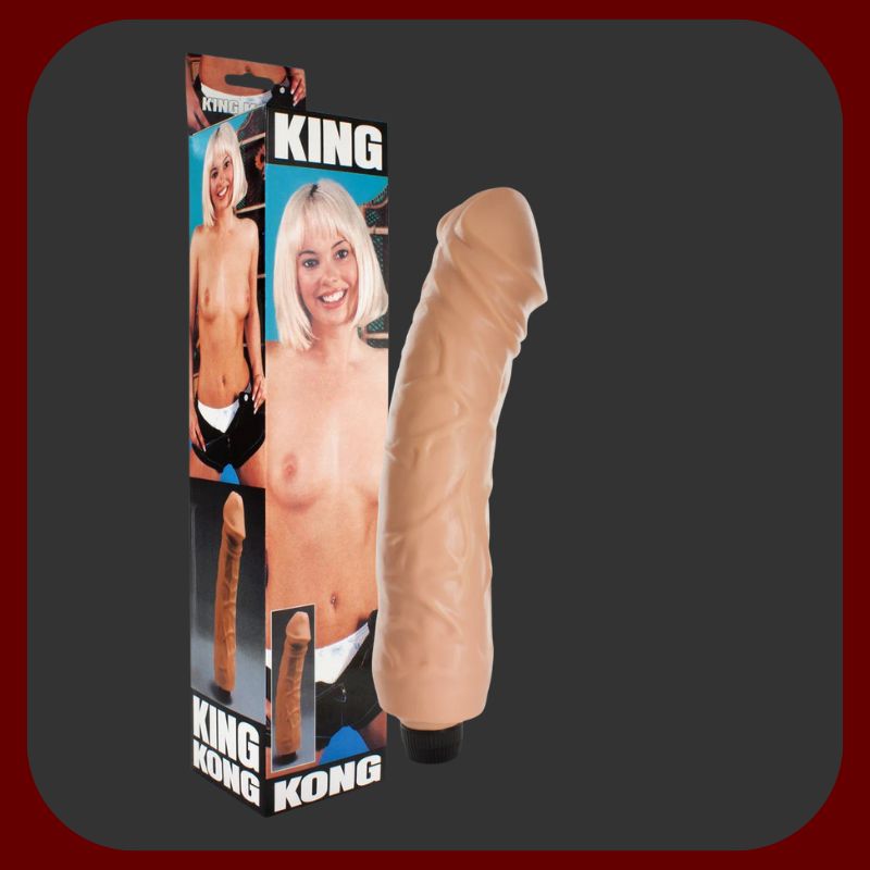 Obrovský realistický vibrátor King Kong tělové barvy, délka 36 cm, průměr 6,8 cm, s nastavitelými silnými vibracemi.